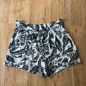 WHO WHAT WEAR  Floral Black and White Women's Shorts Size L